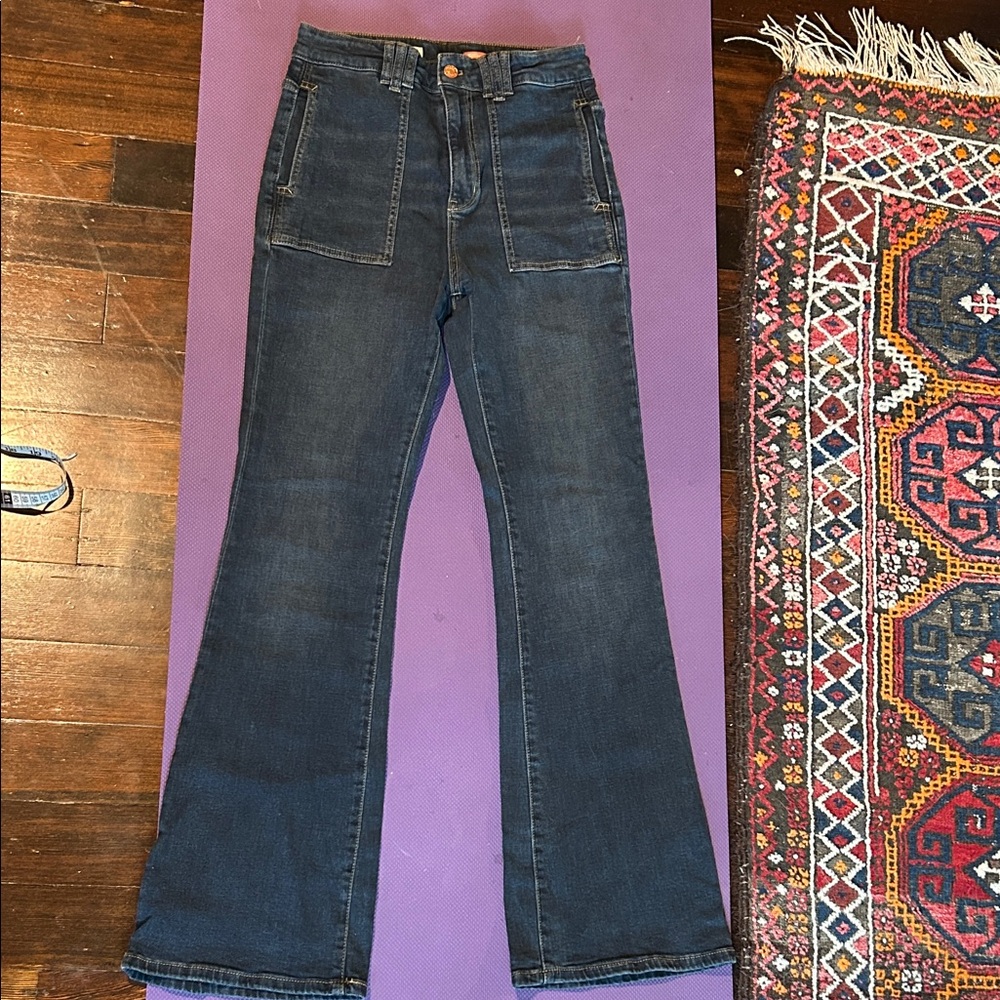 Pilcro fit & flare patch pocket jeans. 26